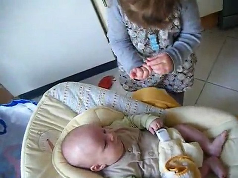 2011-07-27 Camille et Noah dans la cuisine