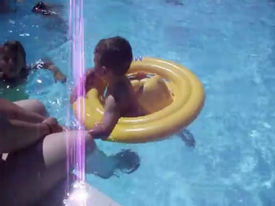 clément à la piscine !!!!