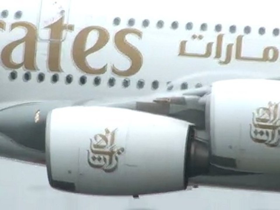 Emirates A380 Crosswind Landing
