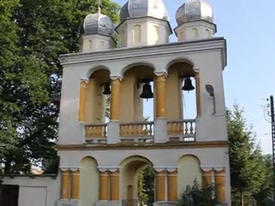 église en bois bondée dans les montagnes polonaises