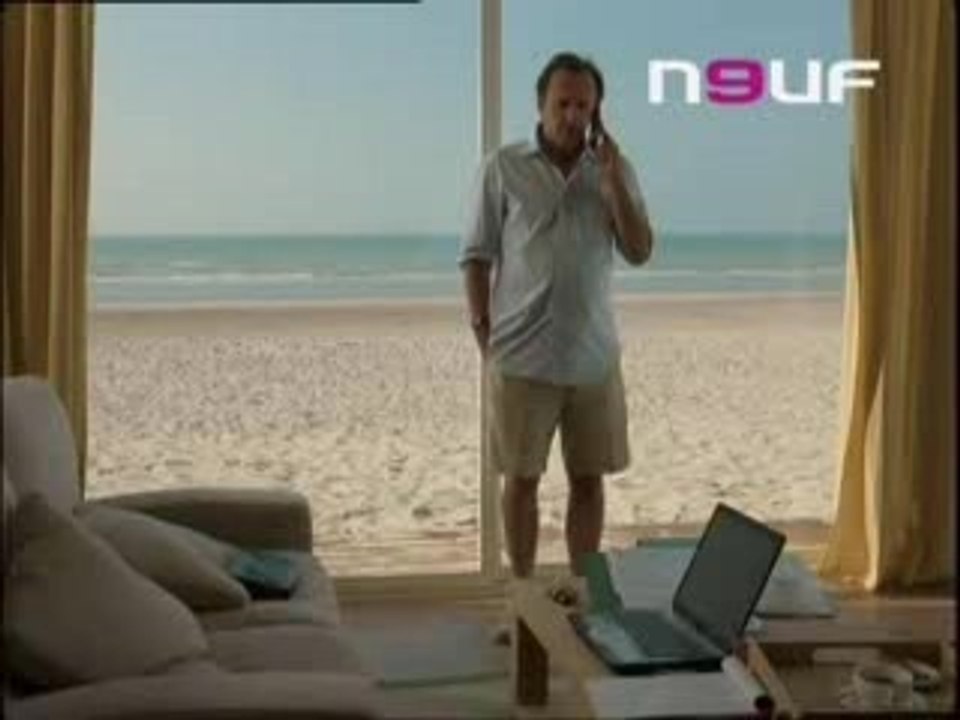 Pub Neuf: ....complètement nue!