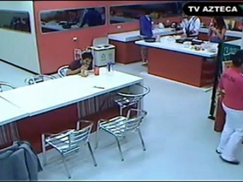 Johnny y Esme besos y mas beos