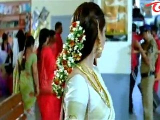 Allari Naresh Comedy With TV Anchor In Railway Station