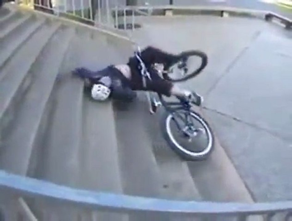 Biker bremst gerade genug, um Faceplant Fail