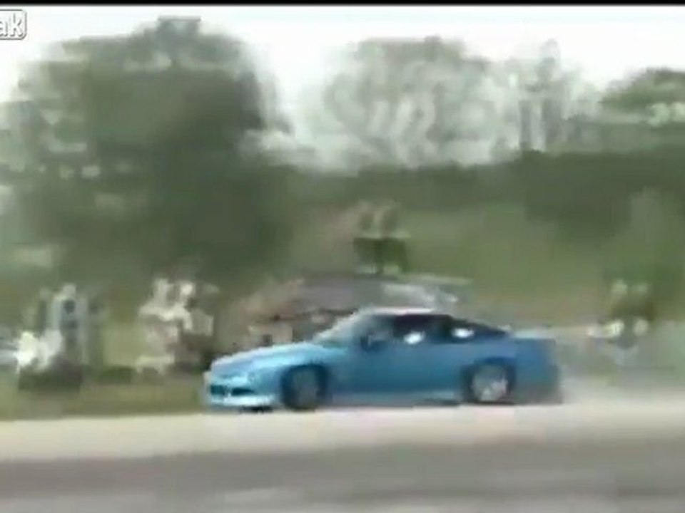 Race Car verliert die Kontrolle und Hits Zuschauer