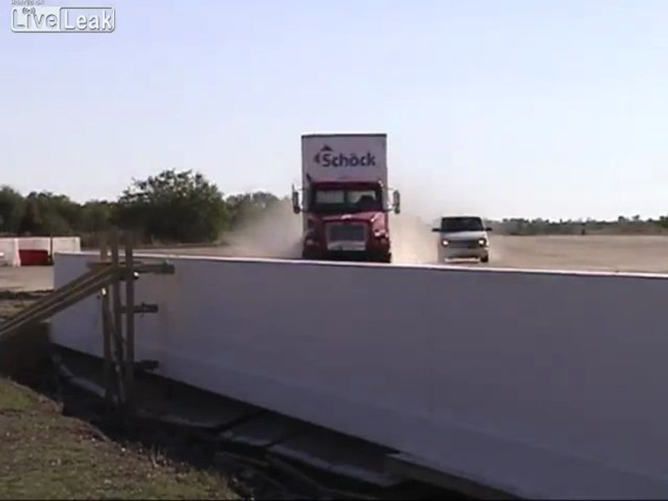 Crash-Test der PL-3 Barrier