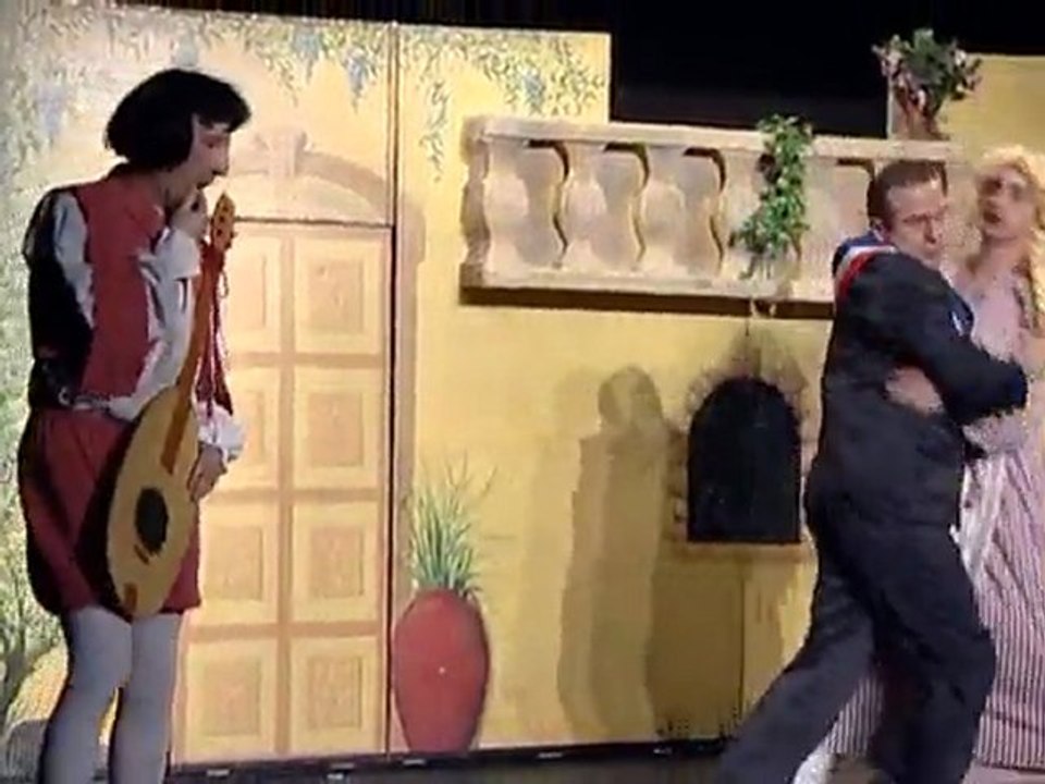 Roméo, Juliette & la nourrice très sexy !