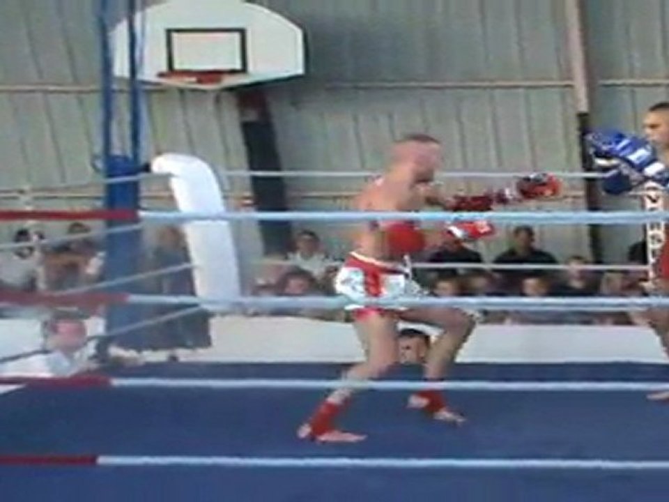 Garcia Garry vs Mechouahi Chahid round 3 - Gala du Phenix 3 - 02-07-11 - phenix muaythai