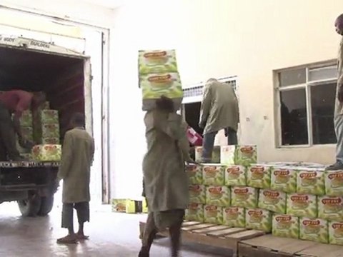 Arabic-web-Somalis in Nairobi help drought victims