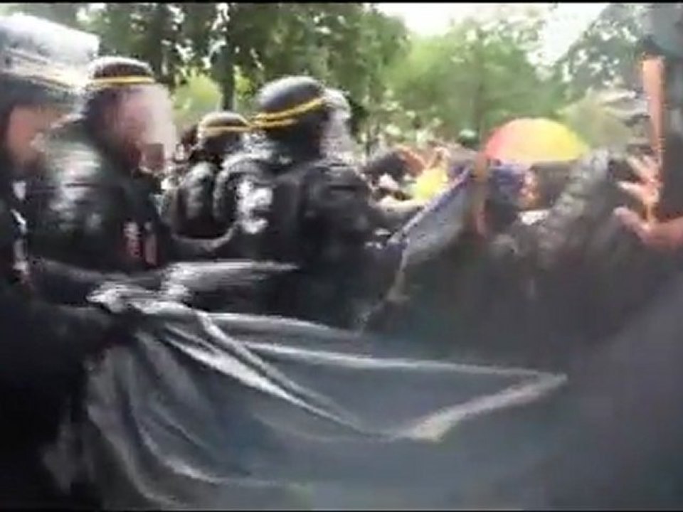 les Indignés Parisiens - Saisie policière illégale. Comment réussir à faire avorter un rassemblement pacifique.