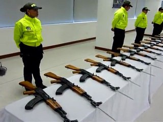 Policía colombiana inacuata decenas de rifles AK-47