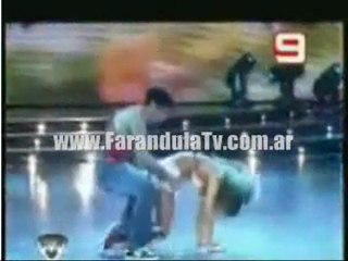 FarandulaTv.com.ar Reggaeton y caida de Cinthia Fernandez en Bailando 2011