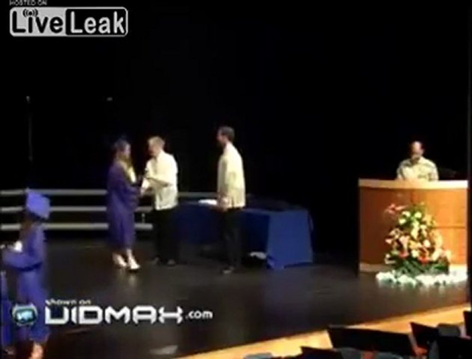 Stupid Girl demütigt sie selbst bei Studienabschluss Durch FacePlant Fail