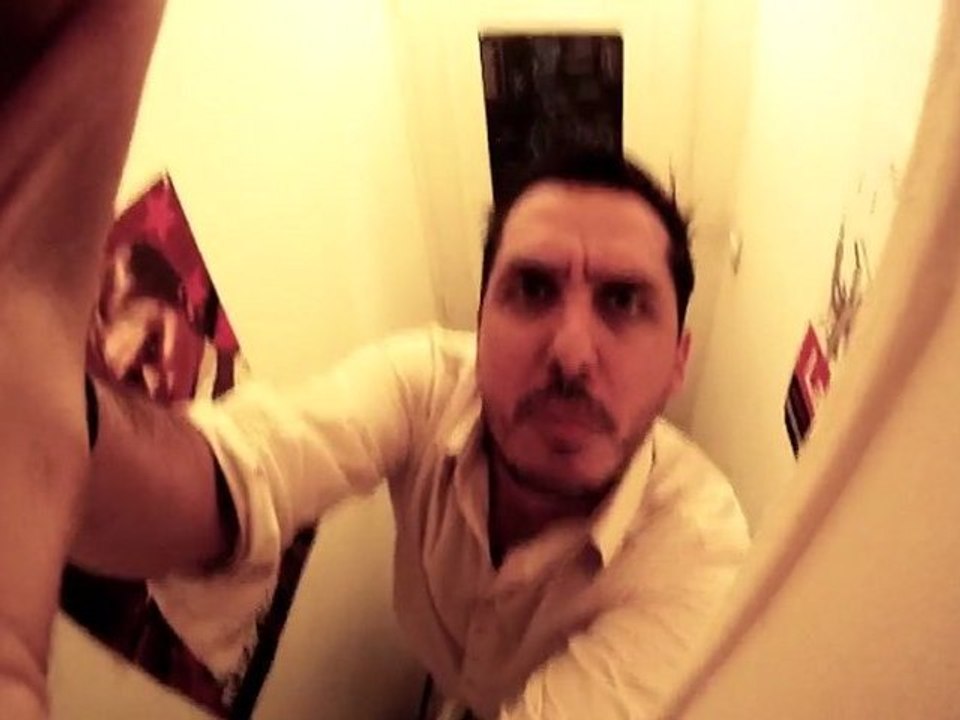 il met une camera dans les toilettes pour faire le pervers
