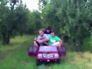 Hinter dem Wagen hängen Fail