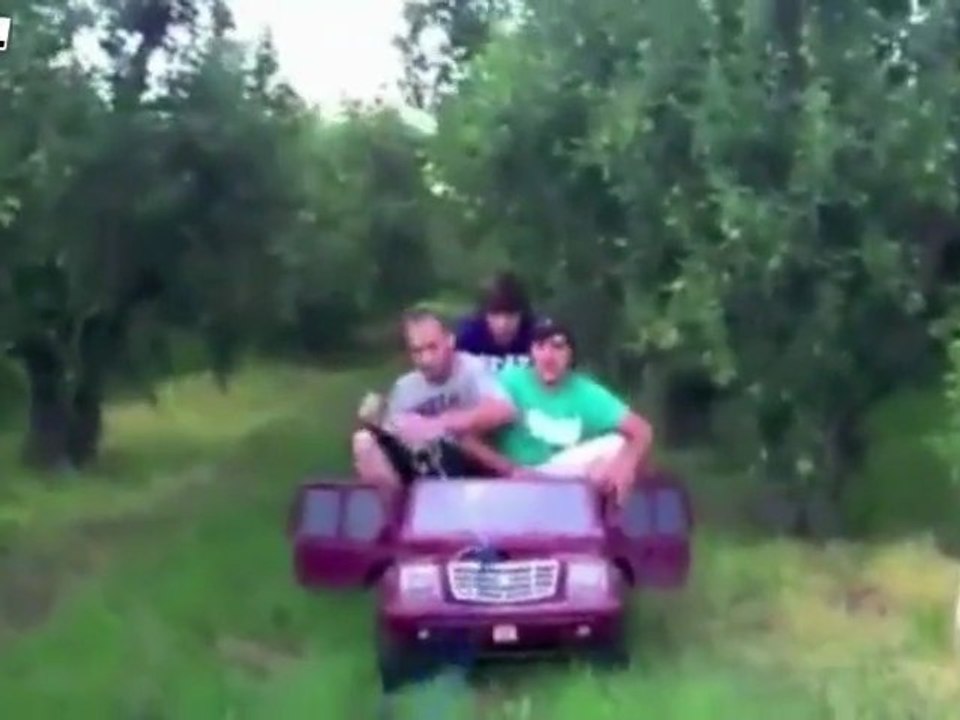 Hinter dem Wagen hängen Fail