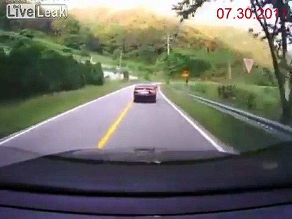 Head-on Unfall in einer Kurve