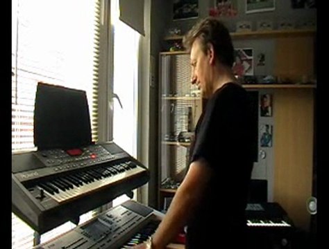 Chants Magnétiques IV , interprèté par Antoine et ses synthés.