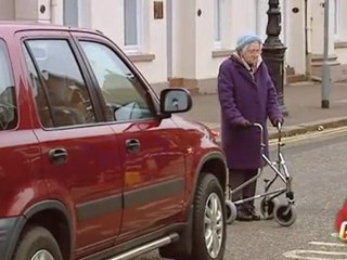 Omas foppen die Autofahrer