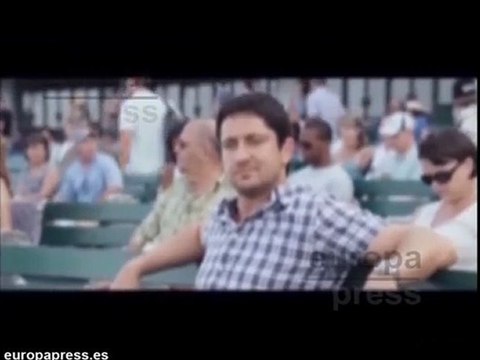 Gerard Butler liga con una chica en un avión