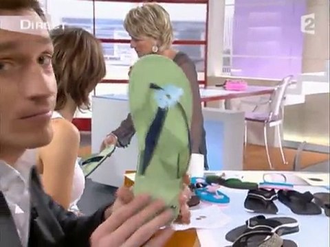 Sophie Davant essaie des tongs (à partir de / begins at 0'45)