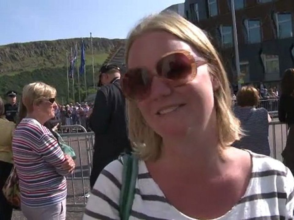 Zara Philipps, petite-fille de la reine Elizabeth, a épousé le rugbyman Mike Tindall à Edimbourg. Mais à huis-clos, au contraire de Kate et William !