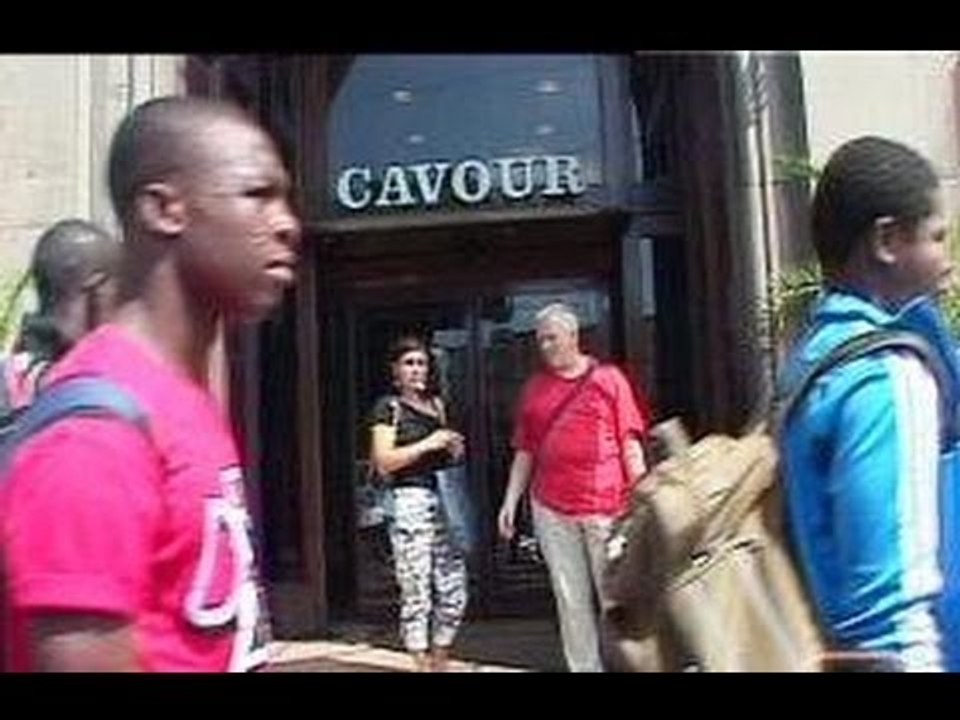 Napoli - Immigrati da Lampedusa ospitati in albergo