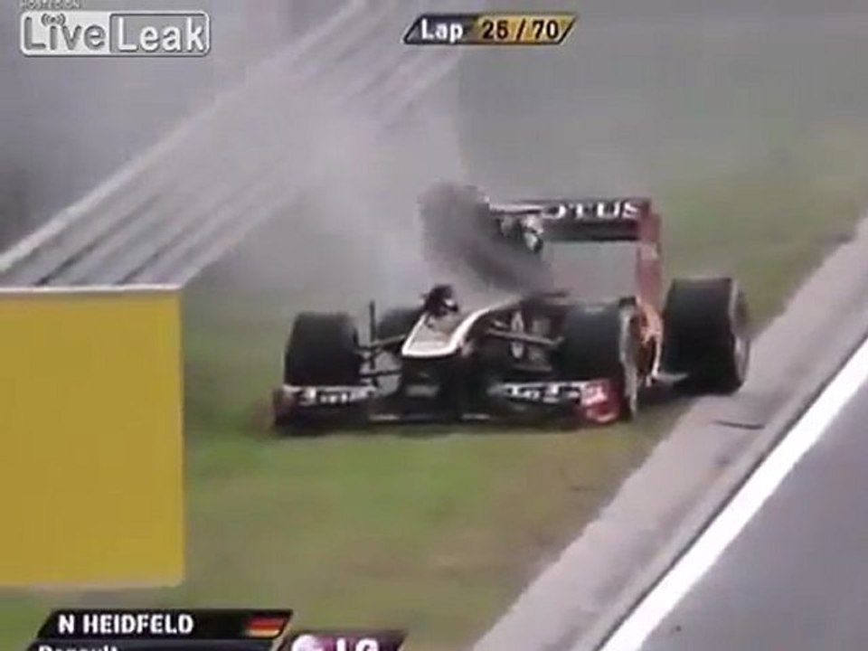 Nick Heidfeld Formel-1-Auto Feuer explodiert Hits Steward - Grand Prix von Ungarn 2011