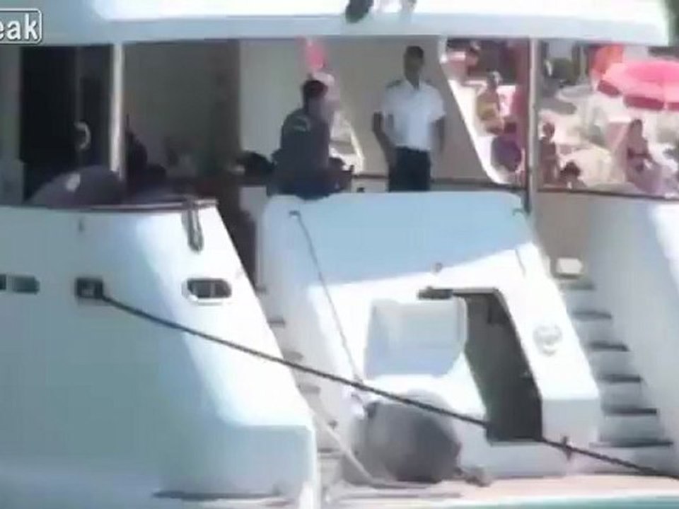 Defekte teure Schiff einfach nur am Strand geparkt - WTF