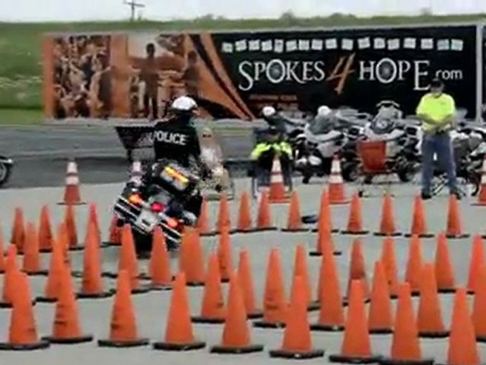 usa : moto de police et parcours entre les cones