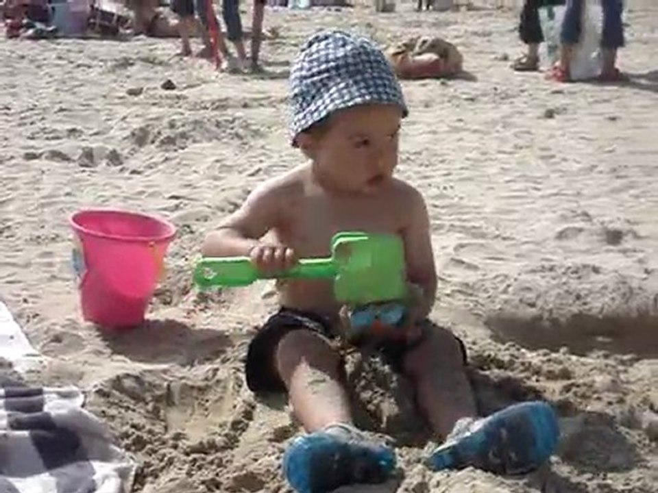 Anaël à la plage (23 mois)