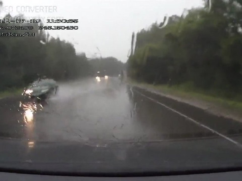 Aquaplaning auf nasser Straße