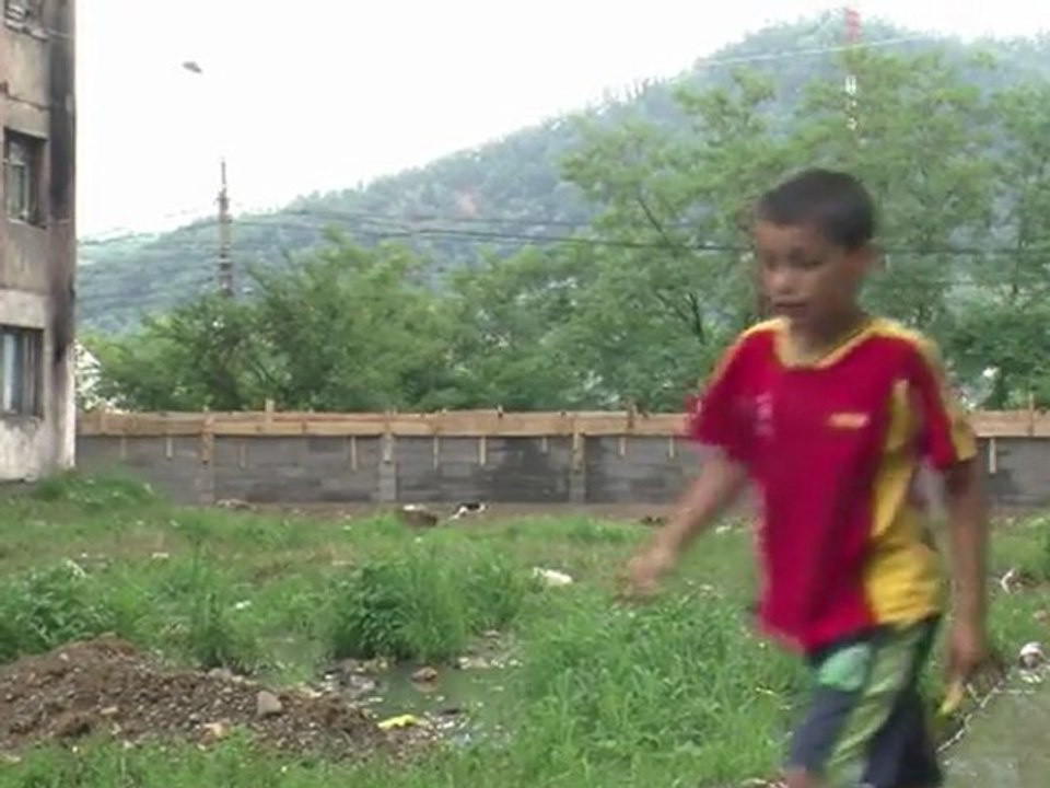 Wall highlights divide between Romanians and Roma
