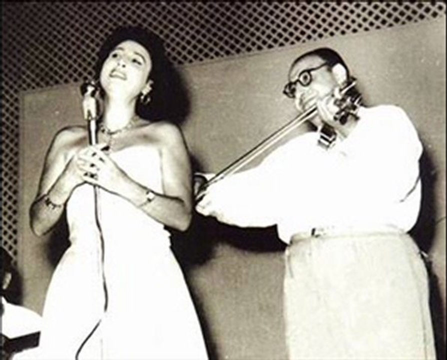 Gezdiğim Dikenli Aşk Yollarında - Müzeyyen Senar