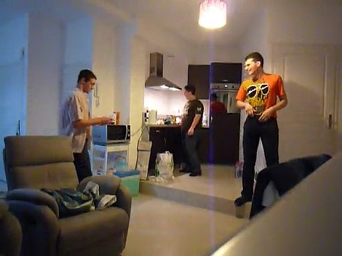 l'un cuisine , les autres font les zouaves!