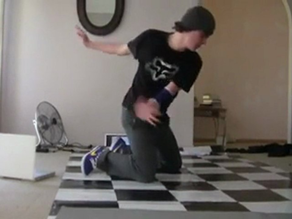 Breakdance Übung endet teuer Fail