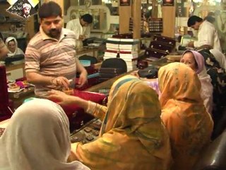 Gold dust lures scavengers in Pakistan