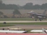 Glücklich F16 Pilot Crashes Jet und geht weg