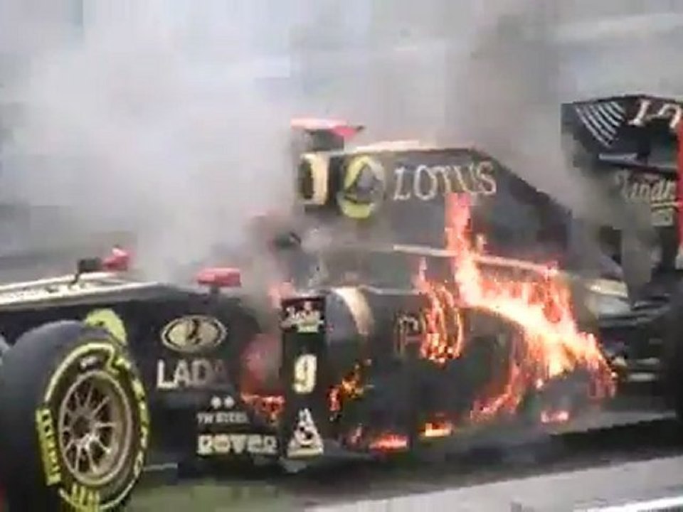 Formel 1 fängt Feuer nach einem Absturz und explodiert.