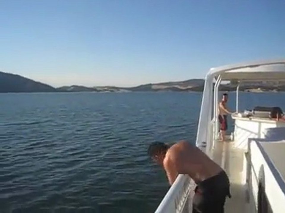 Plongeon d'un pont de bateau