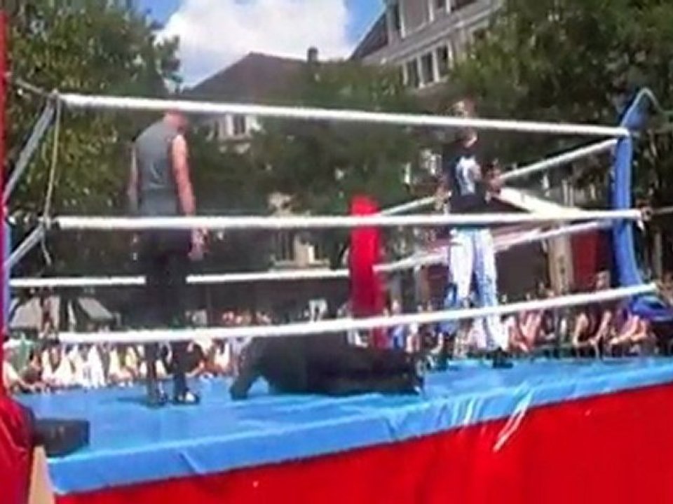 Beauvais : Du catch dans la rue