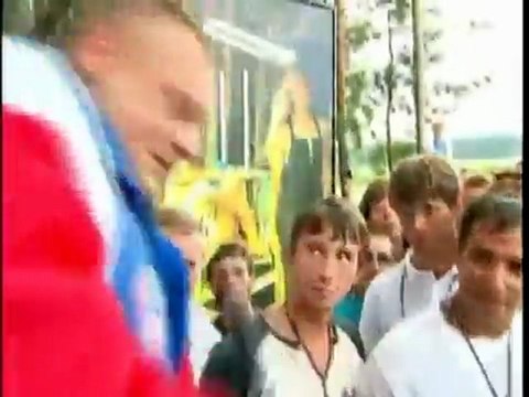 Putin supporter bends frying pans