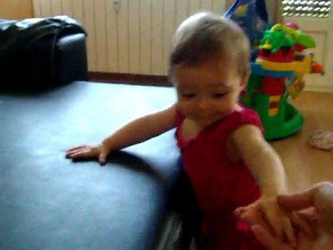 Jade ALBRECH BASTIEN 8 mois et demi - le 4 pattes et la station debout