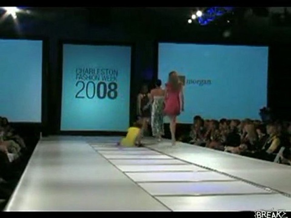 10 Runway Models Falling on ihre Ärsche