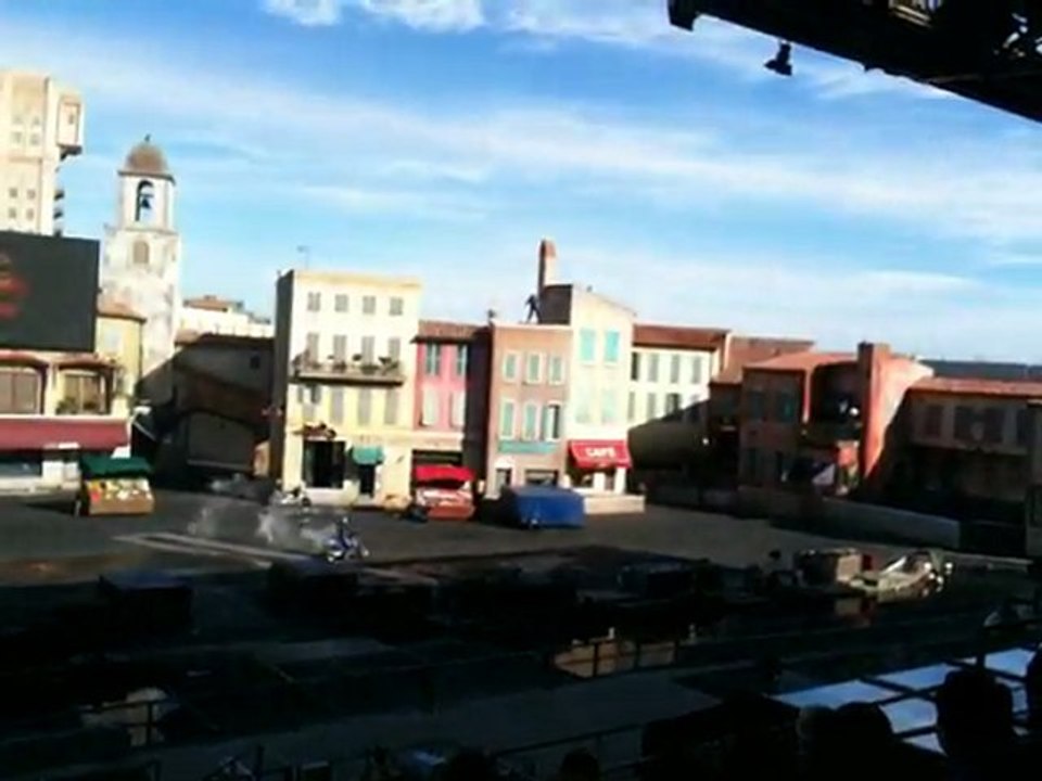 Une personne tombe du toit en se faisant tirer dessus