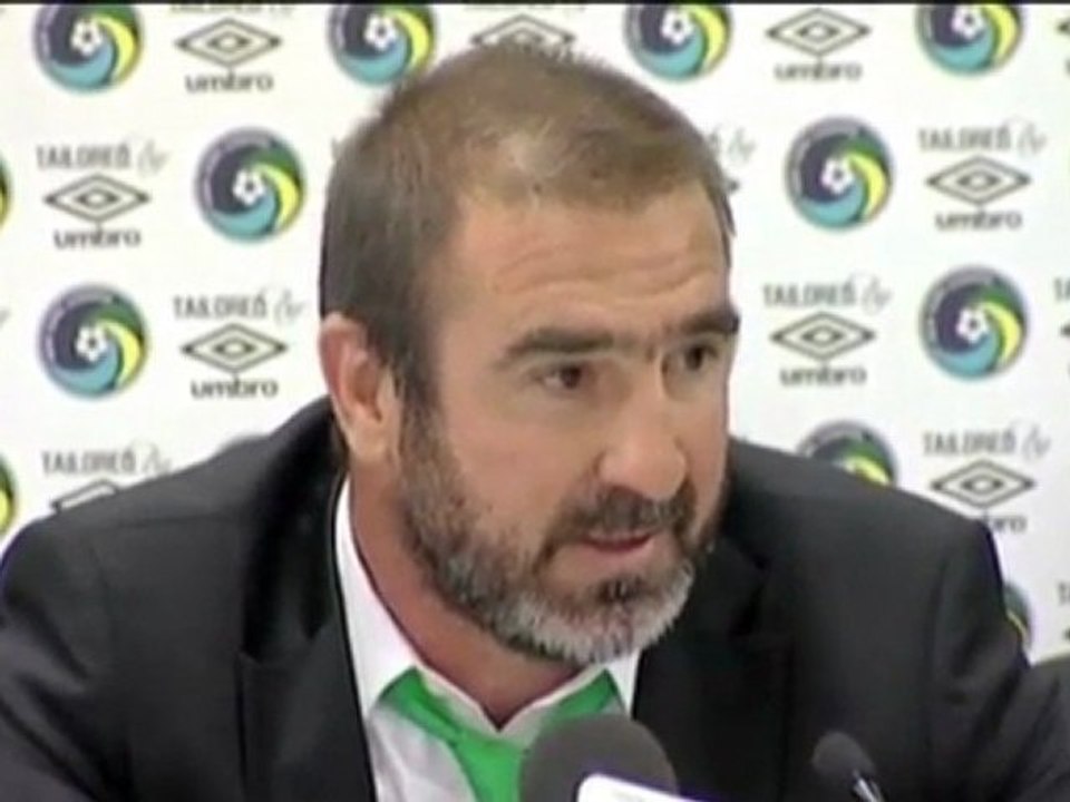 Cantona vor dem Abschiedsspiel für Paul Scholes