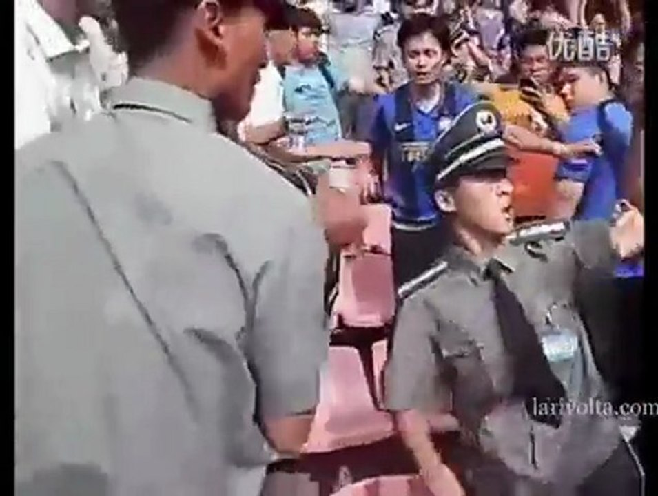 Κινέζος οπαδός της Μίλαν, γρονθοκοπείται από Κινέζους οπαδούς της Ιντερ