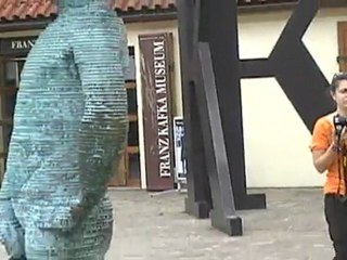 Le pipi c'est pas comme le Kafka, vidéo de vacances un brin régressive.