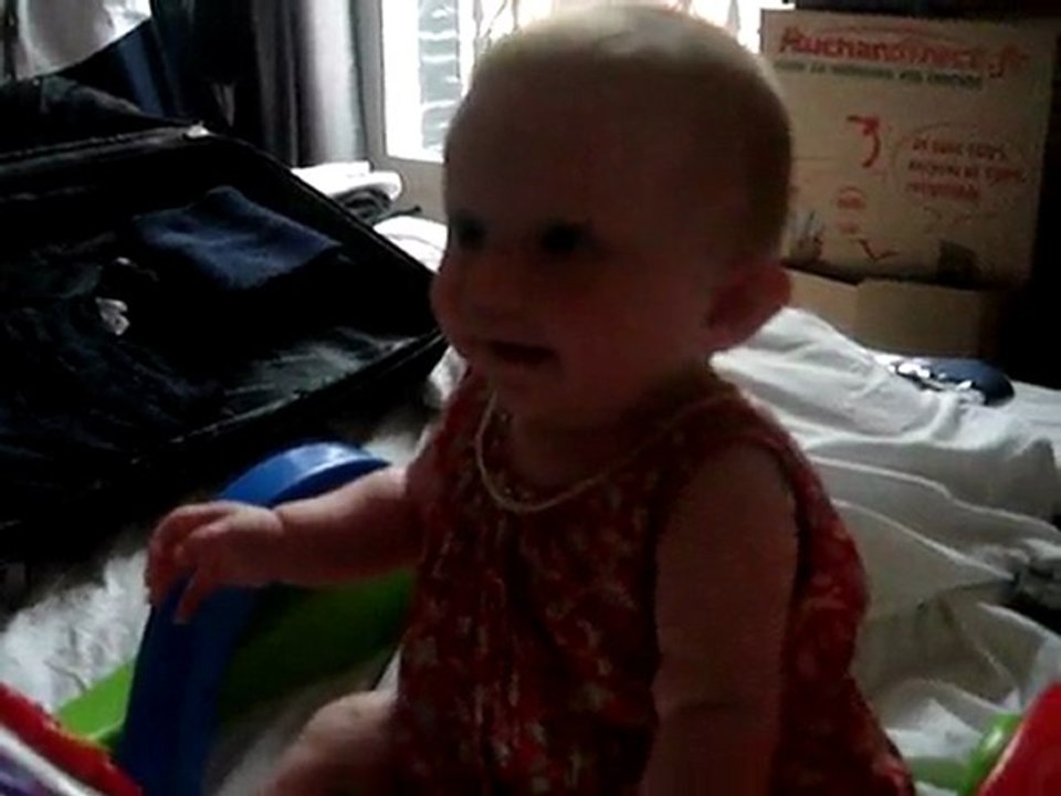 Elise se marre, premiers rires