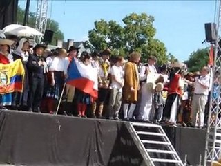 Hymne à la Paix - Passage des groupes - Festival Montignac 2011